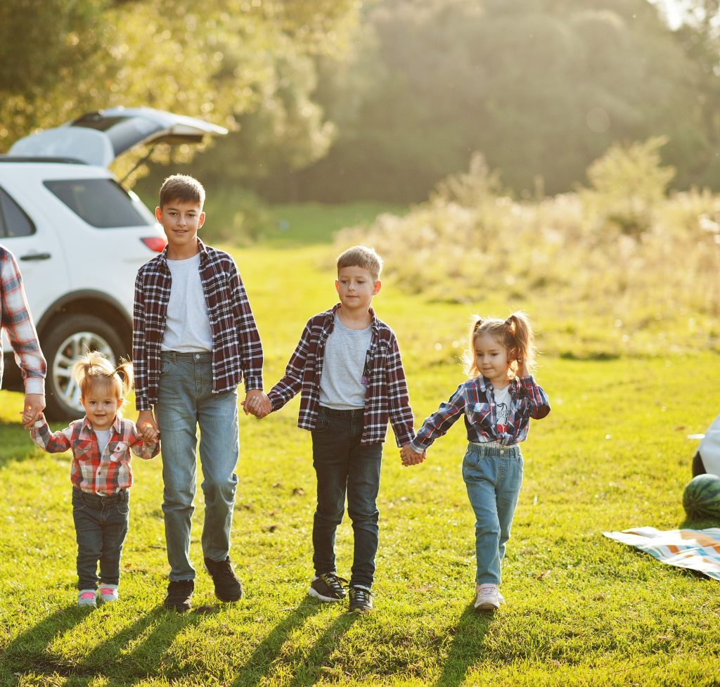 نصائح للآباء: كيفية تخطيط السفر العائلي بشكل آمن وممتع